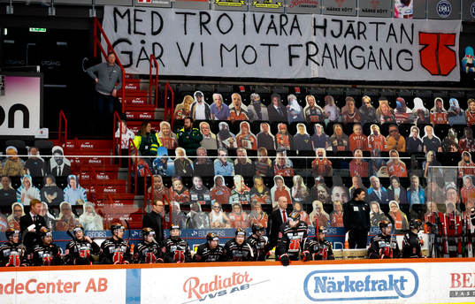 Örebros bås med en banderoll