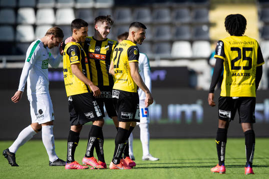 Häckens Patrik Wålemark jublar med lagkamrater efter 4-1