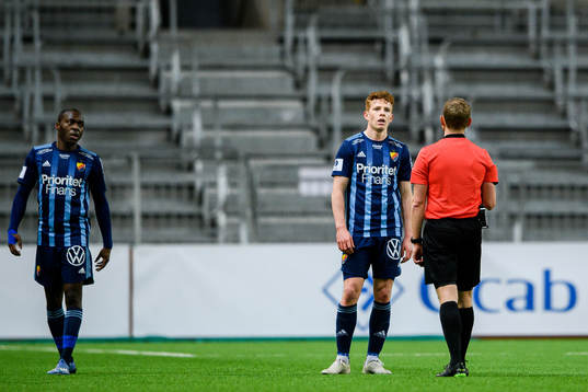 Djurgårdens Aslak Witry i samtal med domare Fredrik Klitte