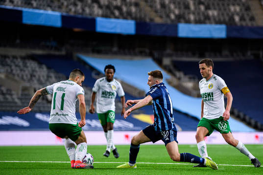 Djurgårdens Albion Ademi i en kamp mot Hammarbys Vladimir