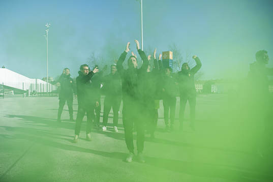 Hammarbys Jeppe Andersen tackar supportrar som kommit till