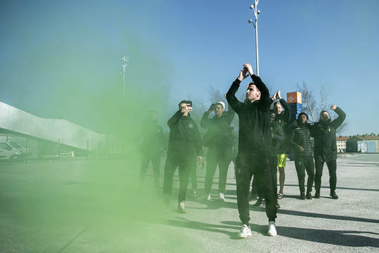 Hammarbys Jeppe Andersen tackar supportrar som kommit till