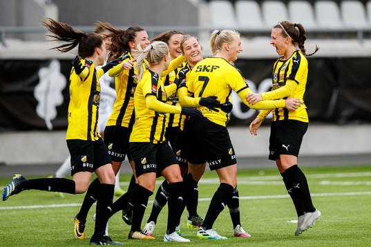 Häckens Stina Blackstenius och Julia Zigiotti Olme  jublar efter 1-0