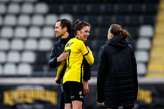 Häckens Anna Julia Csiki jublar med sportchef Martin