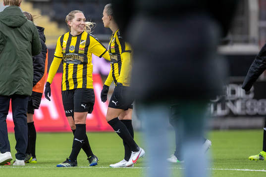 Häckens Elin Rubensson jublar