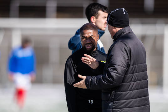 IFK Malmös Kofi Yeboah Addae i samtal med tränare Jan Strandberg