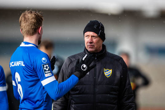 Åtvidabergs Adrian Pettersson i diskussion med IFK Malmös tränare Jan Strandberg