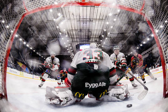 Frölundas målvakt Johan Mattsson och Jesper Sellgren