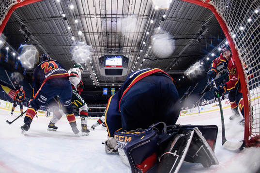 Djurgårdens Robin Norell räddar pucken på mållinjen