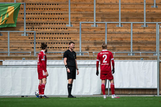 Piteås Joachim Olofsson reagerar på ett domslut av domare Erik Mattsson