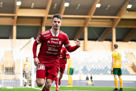 Piteås James Burgin jublar efter 3-3 målet