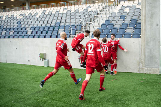 Piteås James Burgin jublar efter 3-3 målet