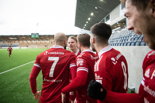 Piteås James Burgin jublar med lagkamrater efter 3-3 målet
