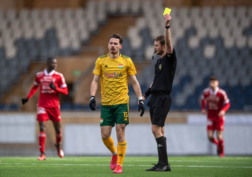 Dalkurds Rendijs Sibass tilldelas en varning av domare Erik Mattsson