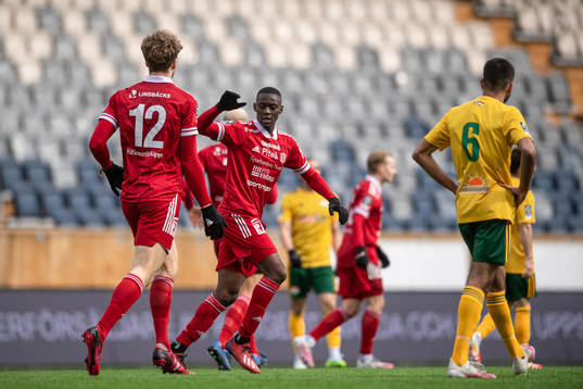 Piteås Marcus Fahlgren-H och Modoumatarr Mbye jublar efter 3-2 målet