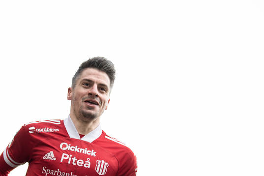 Piteås James Burgin jublar efter 3-3 målet