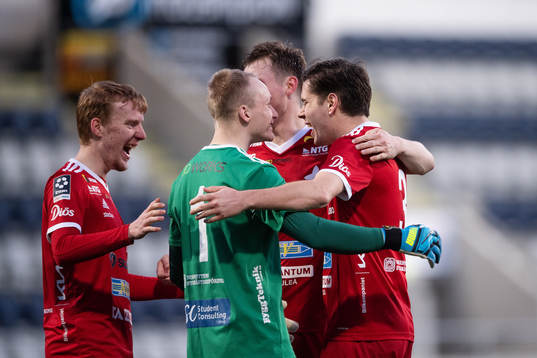 Luleås spelare jublar med målvakt Tomas Adell