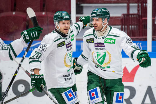 Färjestads Martin Johansson (th) jublar med Jacob Nilsson