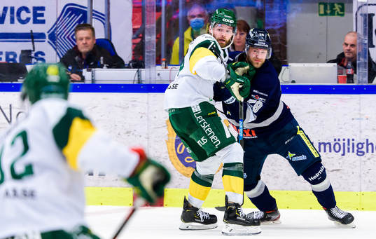 Björklövens Zach Palmquist och Karlskogas Sebastian Fakt