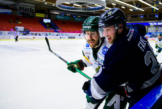Björklövens Alex Hutchings och Karlskogas Sebastian Fakt