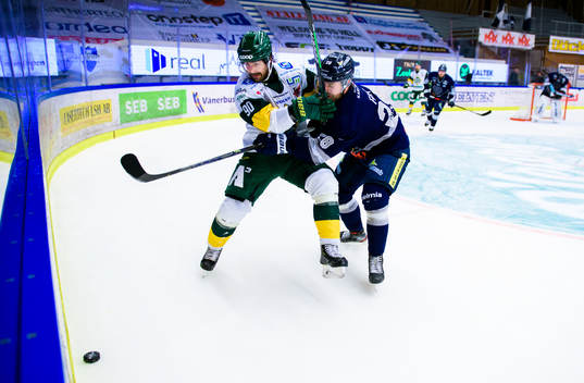 Björklövens Alex Hutchings och Karlskogas Sebastian Fakt