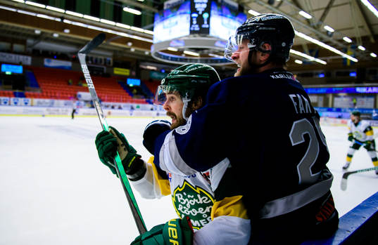 Björklövens Alex Hutchings och Karlskogas Sebastian Fakt
