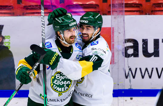 Björklövens Alex Hutchings och Tyler Vesel jublar