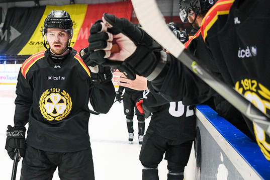Brynäs Emil Molin jublar