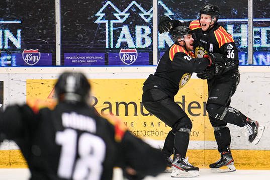 Brynäs Emil Molin jublar med målskytten till 2-1 Linus
