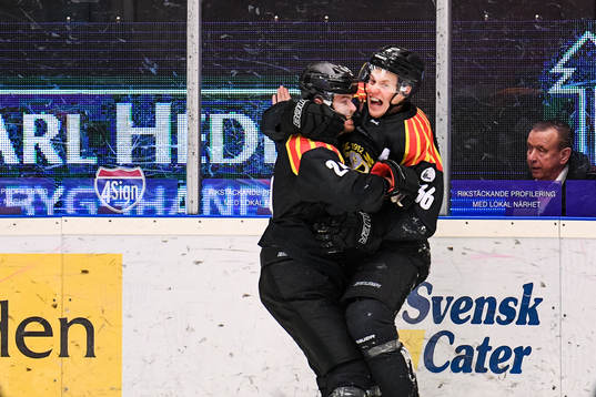 Brynäs Emil Molin jublar med målskytten till 2-1 Linus
