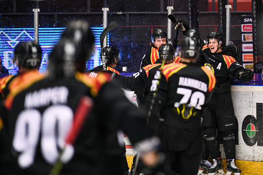 Brynäs Emil Molin jublar med målskytten till 2-1 Linus