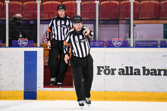 Domare Mikael Nord signalerar för mål till 2-1