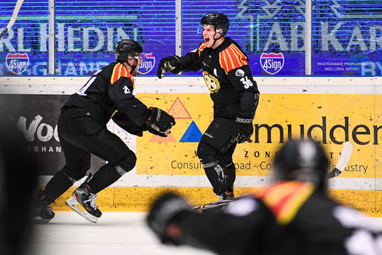 Brynäs Emil Molin jublar med målskytten till 2-1 Linus