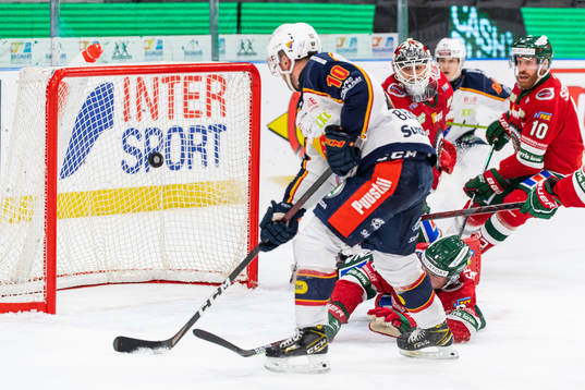 Djurgårdens Niclas Bergfors med ett läge framför
