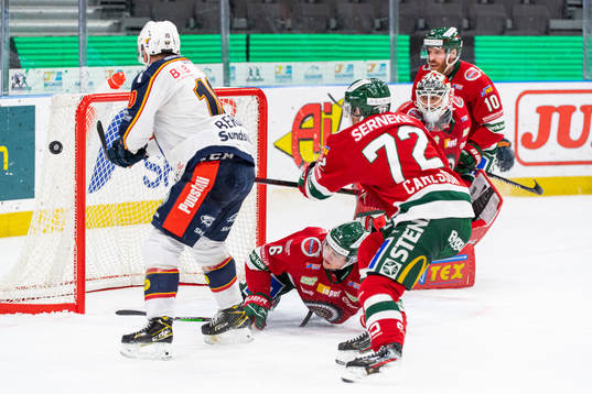 Djurgårdens Niclas Bergfors med ett läge framför