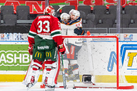 Djurgårdens William Eklund jublar med målskytten till 0-3