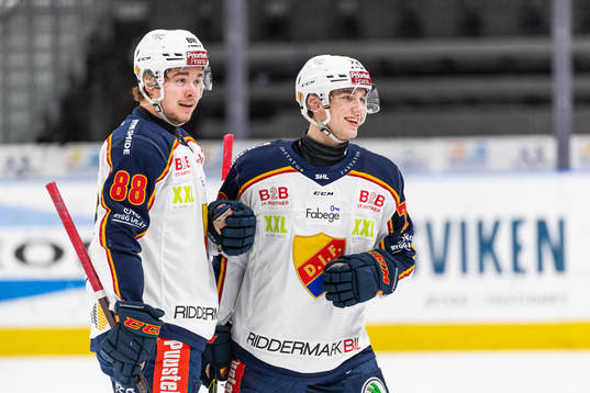 Djurgårdens Alexander Holtz jublar med målskytten till