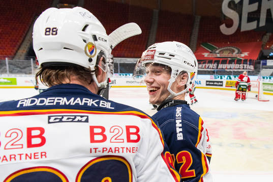 Djurgårdens Alexander Holtz jublar med William Eklund