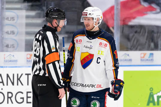 Domare Mikael Holm pratar med Djurgårdens Henrik Eriksson