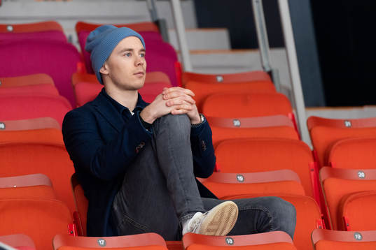 Frölundas Joel Mustonen på läktaren