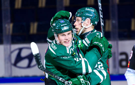 Färjestads Olle Lycksell och Per Åslund jublar