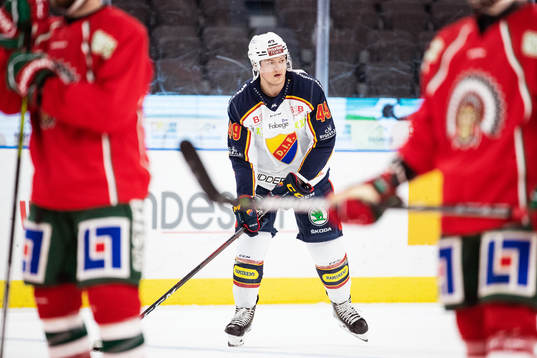 Djurgårdens Rhett Rakhshani värmer upp