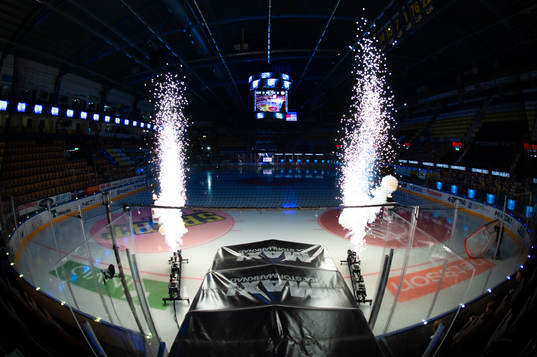 s spelare åker in på isen innan match två i kvalet till