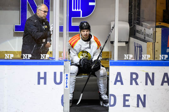 Brynäs Emil Molin sitter i utvisningsbåset