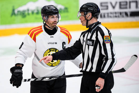 Brynäs Anton Rödin i samtal med Linjedomare Örjan Åhlen