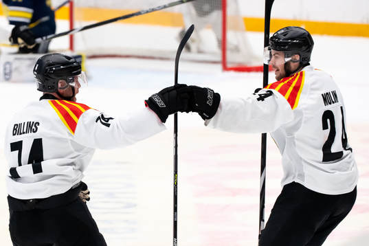 Brynäs Chad Billins och Emil Molin jublar