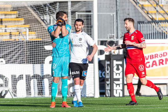 IFK Göteborgs målvakt Giannis Anestis klappas om av