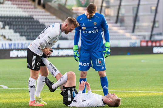 Örebros Johan Mårtensson får hjälp att stretcha av