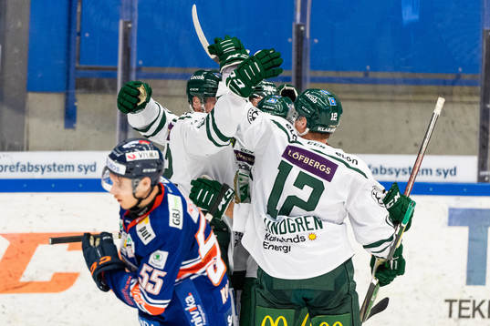 Färjestads Niclas Lundgren jublar med lagkamrater