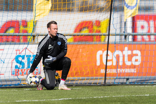 Falkenbergs målvakt Viktor Noring före fotbollsmatchen i Superettan mellan Falkenberg och GAIS den 10 april 2021 i Falkenberg. 